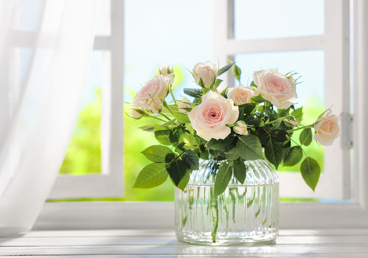 Bouquet De Fleurs épanouies Dans Un Vase. Bouquet Floral D'été